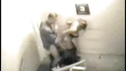 Chico negro se sacude su gran polla tias con el chocho peludo