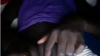 Trance tetona, culo increíble y polla coños peludos llenos de leche gorda, masturbándose frente a la cámara su polla y se corre violentamente en el sofá