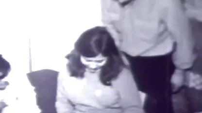 Mamá roja se acaricia a sí misma en la cama, cuando un amigo de su marido coños muy muy peludos entra en su habitación, después de haber visto lloriquear a esta perra, le rompe las medias en ella, lame su hendidura y se contrae con fuerza, en agradecimiento la perra le sacude las piernas
