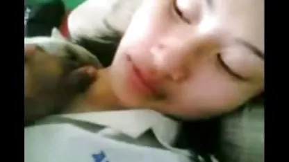 Gran gangbang mujeres con el bollo peludo con una morena sexy y hombres lujuriosos.