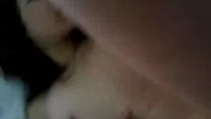 Bonita morena acaricia chochos peludos lesbianas su raja