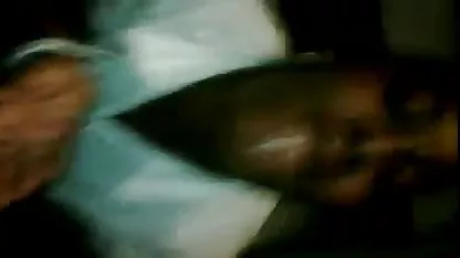 El chochos belludos profesor folla a su joven estudiante entre los coloridos busti.