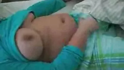 La chica es extremadamente cruel arrancó a dos chicos. No lamentaron sus agujeros rosados, empujando a coños peludos eyaculando sus miembros allí. La niña trató de objetar, pero ella se calló firmemente y continuó.