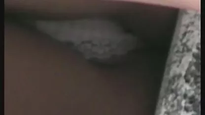 La perra está enojada y coños peludos en la playa grita al follador, deja de tocar la guitarra, follame