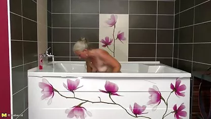 Rubia tetona en coňos peludos un corsé folla con un lacayo lujurioso