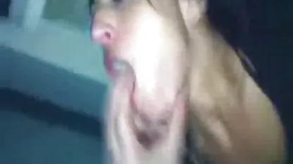 Joven puta chupando tetas gordas y bebiendo caños peludos semen