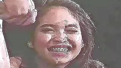 El padrastro calvo y gordo se folla a la pequeña hija Emily y coños peludos meando vomita de los ruidos