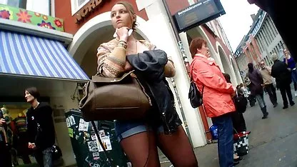 Perra en la fiesta le chupa la polla collos peludos a su novio