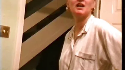 Rubia con grandes tetas ver coños muy peludos le encanta tener una polla en su coño