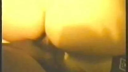 Dos chicas encantadoras divirtiéndose en tetas y chochos peludos la cama