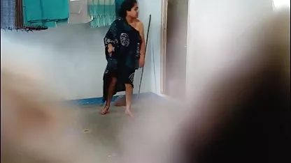 El chico tiene una coños peludos chorreando risa dura, está friendo inteligentemente a una rubia rusa estúpida, la chica se traga una gran polla y se la mete en el coño y el culo.