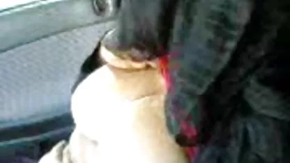 Chica caliente se masturba su culo y coños velludos hace pis en el suelo durante el orgasmo
