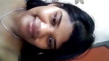 La hermosa morena Abella con un culo genial se masturba xnxx coños peludos con su coño perfecto