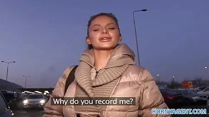 Asiática bonita chupa la polla del tío con ternura y lo coños mas peludos folla