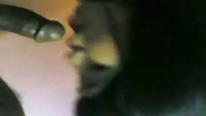 Una jovencita sucia en medias. chochos peludos meando