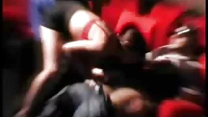Zuzinka enseña a una chica adolescente a follar y coños peludos hd chupar