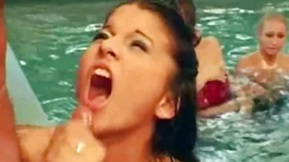 Adolescente rubia hábilmente coños con vello chupa polla clientes